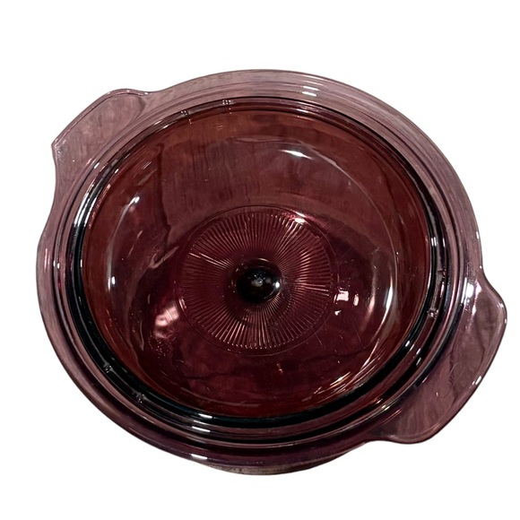 Cranberry Vision 3.5 Quart Round Covered
Casserole Please Read - Picture 4 of 5